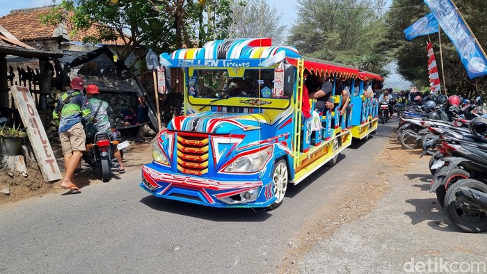 Kereta kelinci lalu lalang di kawasan Pantai Parangtritis Bantul, Minggu (26/11/2023)