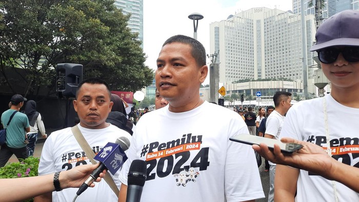 Ketua KPU DKI Jakarta, Wahyu Dinata (tengah)-(Annisa/detikcom)