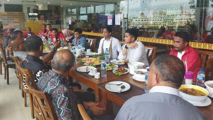 Ketua Umum PSI, Kaesang Pangarep makan bersama dengan Sinode (majelis) Gereja Kristen Indonesia (GKI) Tanah Papua di Jayapura, Papua.