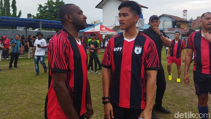 Ketum PSI Kaesang Pangarep bermain bola dengan Persipura (Kurniawan Fadilah/detikcom)