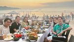 Gaya Keren Kiki Farrel Saat Jajan Gurita Bakar dan Sate Kambing