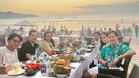 Tak hanya makan di restoran hotel, tapi Kiki dan keluarganya juga menikmati seafood di pinggir pantai. Mereka menikmatinya di Radjas Seafood Cafe. Foto: Instagram @kikifarrel_