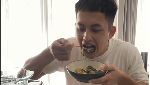 Gaya Keren Kiki Farrel Saat Jajan Gurita Bakar dan Sate Kambing