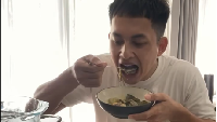 Kiki Farrel juga suka masak sendiri di rumah. Ini momennya ketika menikmati sayur lodeh, bandeng pesmol, dan tempe goreng buatannya. Foto: Instagram @kikifarrel_