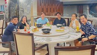 Bersama keluarganya, Kiki Farrel makan di restoran Marble 8. Restoran itu berlokasi di salah satu hotel yang ada di Kuta, Bali. Foto: Instagram @kikifarrel_