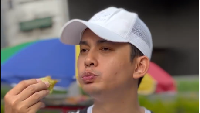 Setiap akhir pekan, Kiki Farrel suka olahraga di Car Free Day Sudirman. Di samping olahraga, Kiki juga sempat jajan kue ape. Foto: Instagram @kikifarrel_