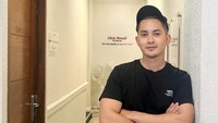 Kiki Farrel, aktor tampan yang terkenal dengan serial FTV-nya. Ia juga pernah mengikuti kompetisi menyanyi di salah satu program televisi. Foto: Instagram @kikifarrel_