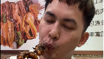 Gaya Keren Kiki Farrel Saat Jajan Gurita Bakar dan Sate Kambing