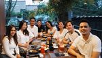 Gaya Keren Kiki Farrel Saat Jajan Gurita Bakar dan Sate Kambing