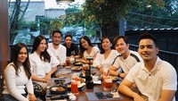 Kiki Farrel dan teman-temannya sempat berkunjung ke Mama Amy Resto di Bintaro Sektor 9. Mereka menikmati aneka hidangan yang nikmat. Foto: Instagram @kikifarrel_