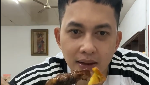 Gaya Keren Kiki Farrel Saat Jajan Gurita Bakar dan Sate Kambing