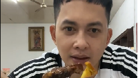 Kiki Farrel juga suka kulineran. Salah satu momennya ketika menikmati sate kambing muda sebanyak 15 tusuk. Satenya tebal-tebal banget! ujarnya. Foto: Instagram @kikifarrel_