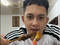Gaya Keren Kiki Farrel Saat Jajan Gurita Bakar dan Sate Kambing