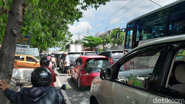 Kondisi macet di sekitar Viaduk Gilingan, Solo, Minggu (26/11/2023).