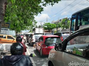 Macet di Viaduk Gilingan Solo Siang Ini, Motor Juga Susah Melintas