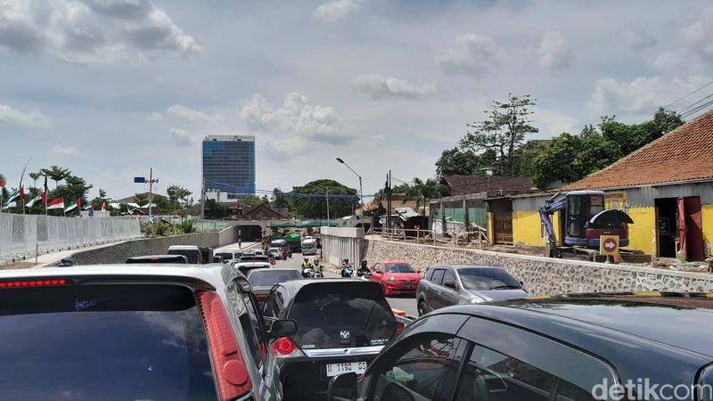 Kondisi macet di sekitar Viaduk Gilingan, Solo, Minggu (26/11/2023).