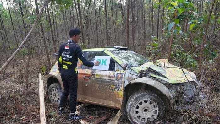 Kondisi mobil dari Musa Rajekshah yang rusak usai menabrak batu saat mengikuti APRC 2023