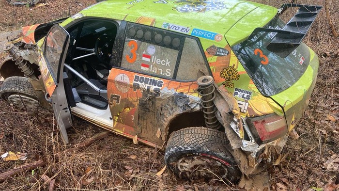 Kondisi mobil Musa Rajekshah usai menabrak batu di ajang APRC Kondisi mobil Musa Rajekshah usai menabrak batu di ajang APRC