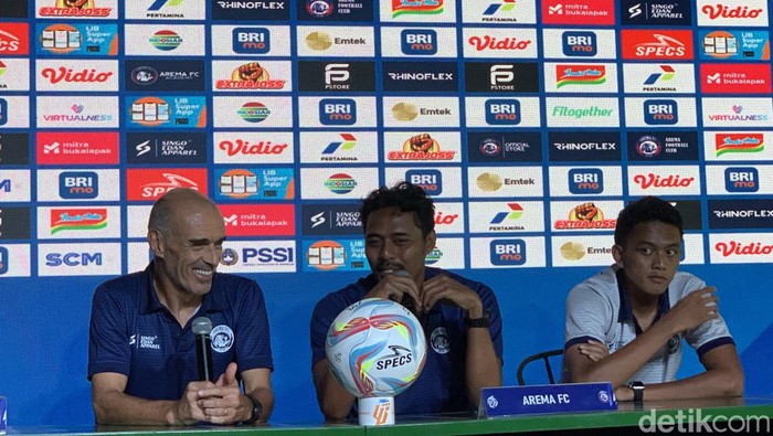 Konferensi pers Arema FC menjelang laga menghadapi Persik Kediri dalam lanjutan BRI Liga 1 2023/2024 di Gianyar, Minggu (26/11/2023). (Siti Muamalah/detikBali)