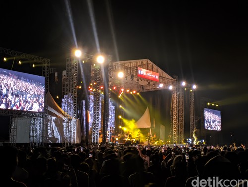 Konser penutup Motocross Lombok Sumbawa di Lapangan Eks Bandara Mataram, Minggu malam (26/11/2023).  (Ahmad Viqi/detikBali).