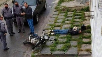 Tenang pak polisi, aku tahan biar dia tidak kabur Foto: Brightside