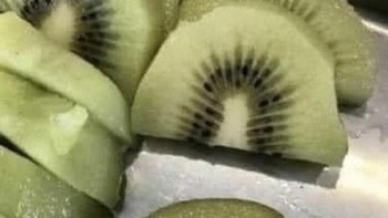 Buah kiwi-nya mirip wajah bebek ya? Foto: Brightside