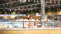Di sini juga terdapat berbagai tempat kuliner yang menggugah selera.