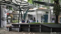 Sejumlah warga menikmati suasana SCBD Park, Sudirman, Jakarta, Sabtu (25/11/2023) kemarin.