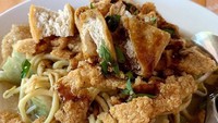 Tak hanya itu, racikan sambalnya juga berbeda dari yang lain. Sambalnya diracik menggunakan cabai dan kacang tanah yang digerus halus. Foto: dok. Perpus Jateng