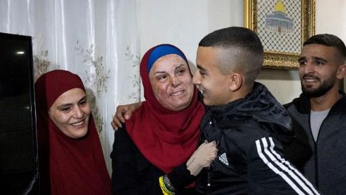 Prominent Palestinian prisoner Israa Jaabis (C) arrives at her home in Israeli-annexed east Jerusalem early on November 26, 2023, after detainees were released from Israeli jails in exchange for hostages released by Hamas from the Gaza Strip. Hamas on November 25, released a second group of Israeli and foreign civilians it had been holding hostage in the Gaza Strip in exchange for Palestinian prisoners, after an hours-long unexpected delay set nerves on edge. Israeli authorities said 13 Israelis and four Thai citizens had returned to Israel. (Photo by Oren ZIV / AFP)