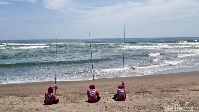 Suasana memancing bersama di Pantai Pelangi, Kalurahan Parangtritis, Kapanewon Kretek, Kabupaten Bantul, Minggu (26/11/2023).