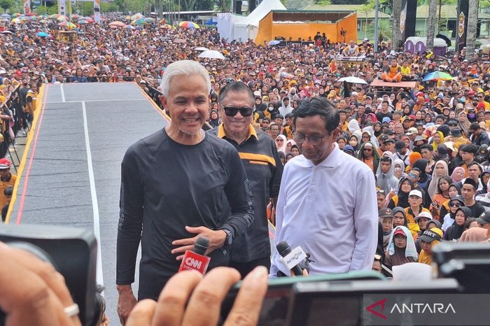 Pasangan capres-cawapres nomor urut 3 Ganjar Pranowo-Mahfud Md dan Ketua Umum Partai Hanura Oesman Sapta Odang hadiri Senam Sehat di Alun-alun Balai Kota Pontianak, Kalimantan Barat, Minggu (26/11/2023). (ANTARA/Fianda Sjofjan Rassat)