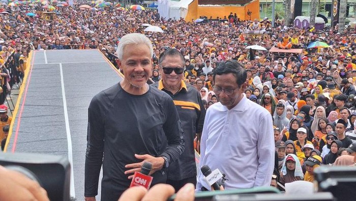 Pasangan capres-cawapres nomor urut 3 Ganjar Pranowo-Mahfud Md dan Ketua Umum Partai Hanura Oesman Sapta Odang hadiri Senam Sehat di Alun-alun Balai Kota Pontianak, Kalimantan Barat, Minggu (26/11/2023). (ANTARA/Fianda Sjofjan Rassat)