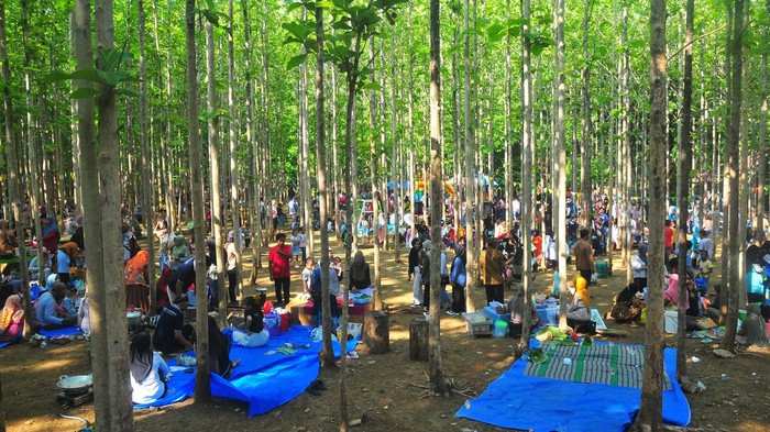 Suasana interaksi pengunjung dengan pedagang di pasar Sarwono, Desa Wonosoco, Kudus, Jawa Tengah, Minggu (26/11/2023). Pasar yang terletak di kawasan hutan atau alas jati yang menjual makanan serta minuman tradisional yang dikelola Bumdes dan dibuka setiap 36 hari sekali pada Minggu Legi (penanggalan jawa) itu diharapakan dapat meningkatkan ekonomi masyarakat setempat. ANTARA FOTO/Yusuf Nugroho/tom.
