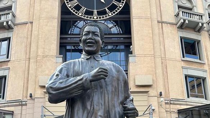 Patung Nelson Mandela di Johannesburg, Afrika Selatan