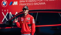 Dari tahun ke tahun, BMW M selalu memberikan hadiah kepada pebalap MotoGP terbaik. Bukan juara dunia, hadiah mobil dari BMW M diberikan kepada pebalap dengan peraih kualifikasi terbaik selama satu musim. Kali ini, BMW M menyerahkan mobil hadiah spesial kepada Pecco, yakni BMW XM Label Red. Foto: Dok. BMW