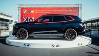 Di Indonesia, BMW XM dijual dengan harga Rp 6 miliaran on the road. Namun, BMW XM yang dijadikan hadiah untuk Pecco ini lebih spesial dengan menyandang title Label Red. BMW XM Label Red akan menjadi pusat perhatian dalam hal visual. Foto: Dok. BMW