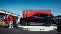 BMW XM Label Red yang menjadi hadiah buat Pecco ini menggabungkan sistem M HYBRID berperforma lebih tinggi dengan aksen desain individual yang secara jelas mengekspresikan karakteristik kinerjanya. Mesin V8 dan motor listrik yang diintegrasikan ke dalam transmisi M Steptronic 8 kecepatan menghasilkan performa sistem gabungan sebesar 550 kW/748 hp. Hal ini menjadikan BMW XM Label Red sebagai model BMW M terkuat yang pernah dibuat. Foto: Dok. BMW