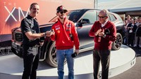 Pecco menjadi pemenang BMW M Award tahun ini. Mobil yang didapatkan Pecco adalah BMW XM Label Red. Foto: Dok. BMW