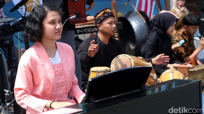 Pelajar SMAN 21 Bandung saat memadukan musik tradisional dan modern
