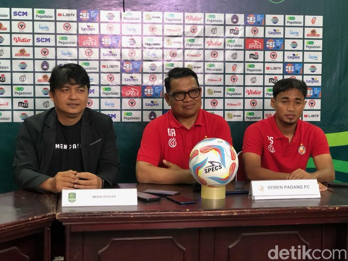 Pelatih kepala Semen Padang FC, Delfiadri saat jumpa pers dengan awak media di Padang. (Foto: M. Afdal Afrianto).