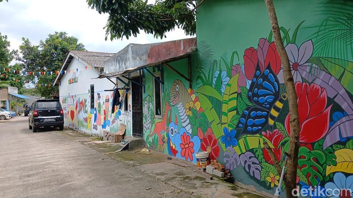 Penampakan mural menghiasi dinding rumah warga di Kampung Seni Batam. (Foto: Alamudin)