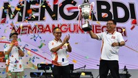 Ketua Dewan Komisioner Otoritas Jasa Keuangan (OJK) Mahendra Siregar (tengah) bersama Kepala Eksekutif Pengawas Perbankan OJK Dian Ediana Rae (kiri) berfoto bersama usai menyerahkan piala ke juara umum HUT ke-12 OJK di Jakarta.