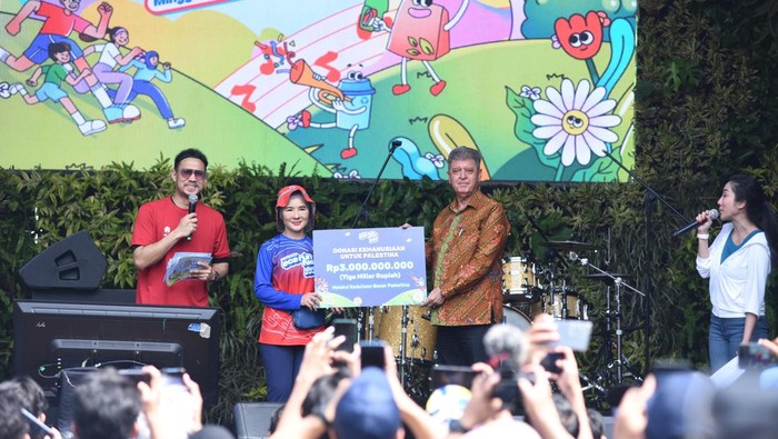 Pertamina Eco RunFest 2023 menyerahkan bantuan untuk Palestina
