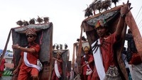 Penari menampilkan tari Manganda’ saat upacara adat di Plaza Kolam Makale, Kabupaten Tana Toraja, Sulawesi Selatan, Minggu (26/11/2023). Tari Manganda’ merupakan tari peninggalan nenek moyang Toraja yang berarti loncat-loncat dan ditampilkan saat upacara rumah adat (Tongkonan).