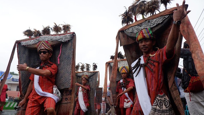 Pertunjukan seni upacara adat suku Toraja Warga meniup terompet atau paburrung saat upacara adat di Plaza Kolam Makale, Kabupaten Tana Toraja, Sulawesi Selatan, Minggu (26/11/2023). Paburrung merupakan alat musik khas masyarakat Suku Toraja yang terbuat dari batang padi dan daun enau yang hanya dimainkan khusus ketika upacara adat atau penahbisan rumah adat (Tongkonan). ANTARA FOTO/Sakti Karuru/nym.