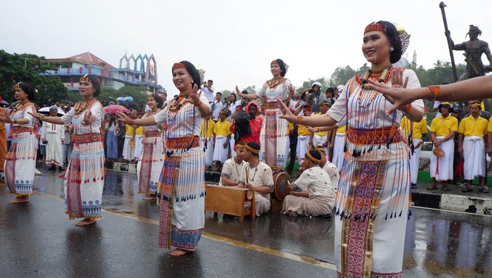 Pertunjukan seni upacara adat suku Toraja Warga meniup terompet atau paburrung saat upacara adat di Plaza Kolam Makale, Kabupaten Tana Toraja, Sulawesi Selatan, Minggu (26/11/2023). Paburrung merupakan alat musik khas masyarakat Suku Toraja yang terbuat dari batang padi dan daun enau yang hanya dimainkan khusus ketika upacara adat atau penahbisan rumah adat (Tongkonan). ANTARA FOTO/Sakti Karuru/nym.