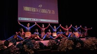 Suasana ruangan terasa semarak dengan dekorasi yang memikat, memperlihatkan keindahan kerajinan tangan, photo booth, serta barang-barang tradisional Indonesia seperti wayang, topeng, dan batik.
