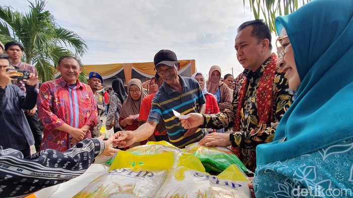 Pj Gubernur Sumsel Agus Fatoni mengecek pasar murah di Palembang