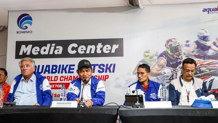Pj Gubsu bersama Menpora Dito Ariotedjo, serta Menparekraf Sandiaga Salahudin Uno saat sesi Konferensi Pers pada penyelenggaraan Aquabike di Pelabuhan Balige, Kabupaten Toba, Sabtu (25/11). (dok Diskominfo Sumut).